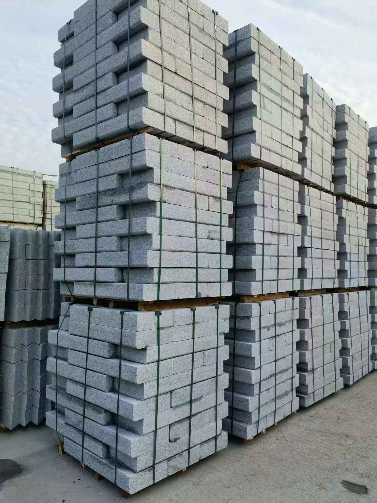 河南 路沿石（路侧石），颜色一致，尺寸标准